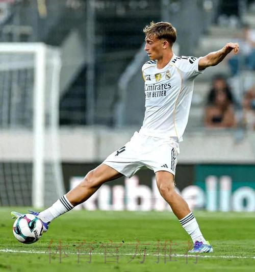 马卡:皇马视19岁怀森为后卫引援首要目标 马卡:皇马视19岁怀森为后卫引援首要目标